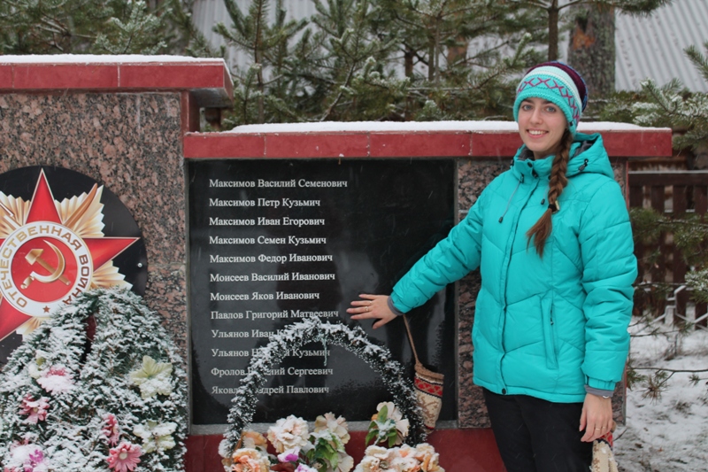 У памятника павшим в с. Киндасово. Правнучка Павлова Г.М. Дина.